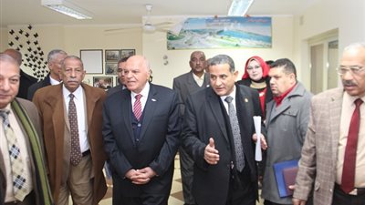 الزناتى يبحث حل المشاكل مع معلمى المنيا 