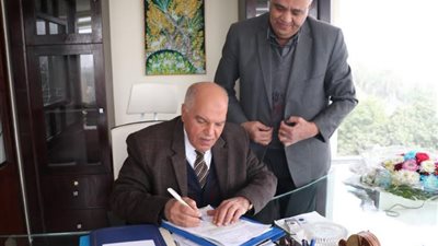 الزناتي يوقع شيكات بـ 15 ألف جنيه لكل معلم.. وزيادة 50 مليون جنيه بدلا من 20