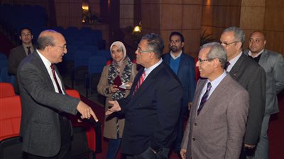 بالصور.. جولة نائب رئيس جامعة عين شمس للتعليم و الطلاب بكلية التربية