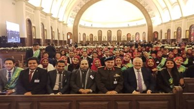 رئيس جامعة القاهرة يستعرض تقريراً حول الأنشطة المقدمة للطلاب خلال الفصل الدراسي الأول