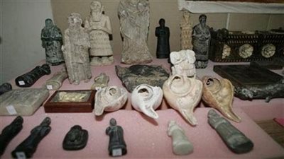 ضبط 21 قطعة اثرية وتابوت فرعونى و13 تمثالا باخميم بسوهاج