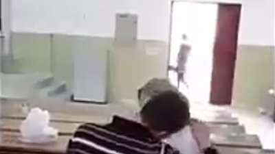 بالفيديو| قبلات وأحضان ساخنة بين طالب وزميلته داخل مدرجات الجامعة.. والطلاب: 