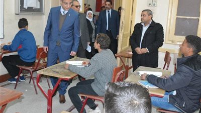 محافظ سوهاج ومدير الأمن يتفقدان لجان الشهادة الإعدادية 