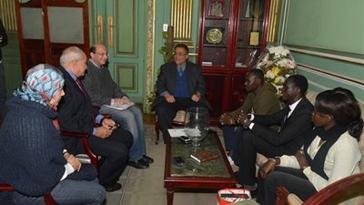 نائب رئيس جامعة عين شمس يلتقي وفد رابطة طلاب جنوب السودان 