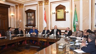 الخشت يعلن عن مفاجأة لأعضاء هيئة التدريس والعاملين بجامعة القاهرة  
