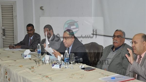 اثناء لقاء نجم بالعاملين