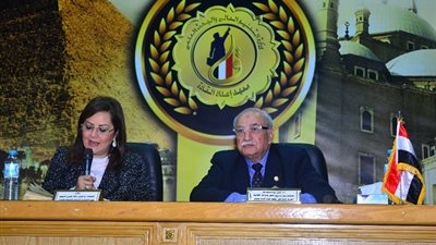 وزير التعليم العالى يستعرض تقريرًا حول فعاليات اليوم الثانى لمنتدى شباب الجامعات  