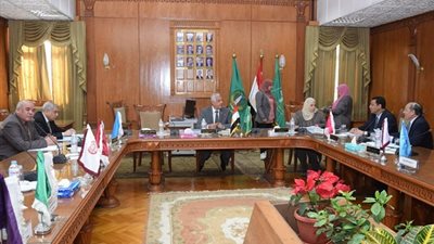 رئيس جامعة المنوفية يجتمع باللجنة العليا للبرامج الجديدة