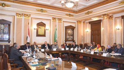 رئيس جامعة القاهرة يستعرض تقريراً حول انجازات مركز الحد من المخاطر والدراسات البيئية بالجامعة
