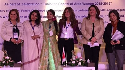بالصور.. المنتدى الاقتصادى للمرأة بتونس يكرم عميدة آداب الجامعة البريطانية