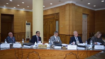 لجنة اختيار عميد تربية بنها تلتقي بالمرشحين