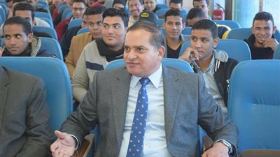 رئيس جامعة سوهاج يتابع فعاليات البرنامج الطلابي التدريبي 