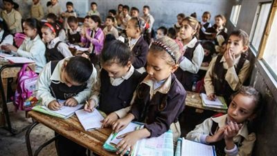 أولياء أمور يشكون تأخير أولادهم الالتحاق بالمدارس التجريبية