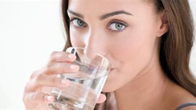 6 فوائد وراء شرب الماء الدافئ على الريق صباحا.. انقاص الوزن.. يخفف الألم.. يحسن الهضم