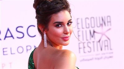 شاهد الفنانة ياسمين صبرى ترتدى الحجاب.. فيديو