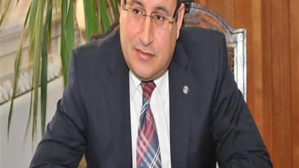 الدكتور عبدالعزيز