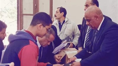 بالصور.. بدء تسليم تابلت للصف الأول الثانوي بمحافظة الجيزة اليوم