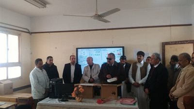 وكيل وزارة التربية والتعليم بمطروح يسلم التابلت المدرسي لطلبة الثانوية في السلوم