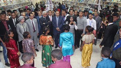 رئيس جامعة جنوب الوادي يفتتح معرض الكتاب
