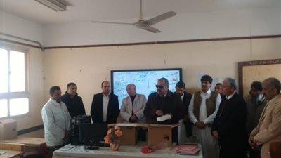 وكيل تعليم مطروح يسلم التابلت المدرسي لطلاب الثانوية بالسلوم