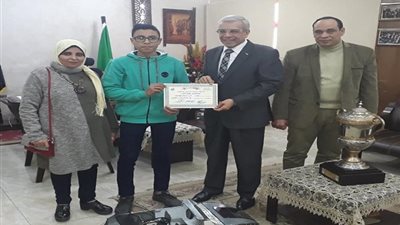 ابن القناطر الخيرية يخترع سيارة تعمل بالطاقة الشمسية والهواء.. صور 