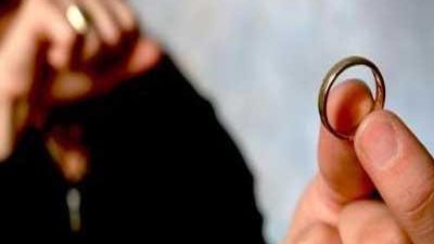 طريقة جديدة لعقاب الخيانة.. زوجة تربط زوجها وعشيقته فى جذع شجرة.. فيديو