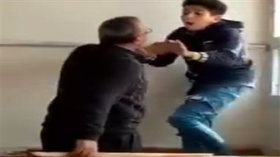 عاجل| أول تعليق لوزارة التربية والتعليم علي قيام طالب بالبصق على معلم بالاسكندرية وسبه بأمه وتعرضه لـ