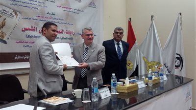 بحوث الشرق الأوسط تحتفل بتوقيع كتاب 