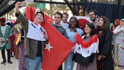 الجامعة الأمريكية بالقاهرة تحتفل باليوم الدولي المئوي- مهرجان الربيع