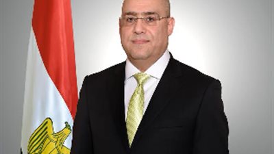 وزير الإسكان يتابع المشروعات بـ
