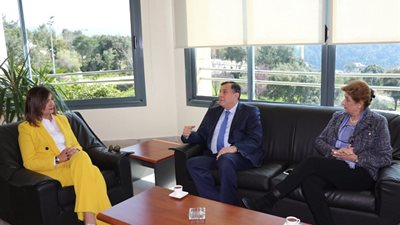 رئيس جامعة بيروت العربية يكرم السفيرة نبيلة مكرم لجهدها في ربط المصريين بالخارج بوطنهم