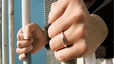 أم تقتل طفلتها بعد مشاهدتها عارية فى احضان عشيقها