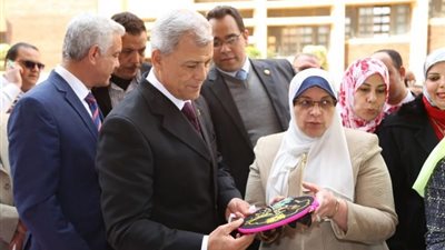 محافظ المنوفية يتفقد معرض منتجات مشروعات المرأة