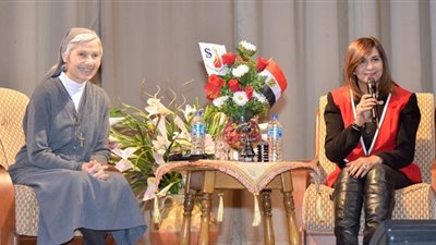 وزيرة الهجرة تهنئ معلمتها القديرة 