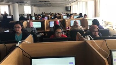  طلاب أولى ثانوي يبدأون الامتحان الإلكتروني التجريبي في اللغة العربية.. والتعليم: الامتحان مستمر حتى 9 مساءا 