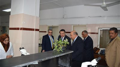 رئيس جامعة بنها يواصل جولاته فى المستشفى الجامعى.. ويؤكد علي تقديم خدمة مجتمعية حقيقية