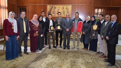 رئيس جامعة المنوفية يكرم الطلاب المتميزين فى الملتقيات الطلابية