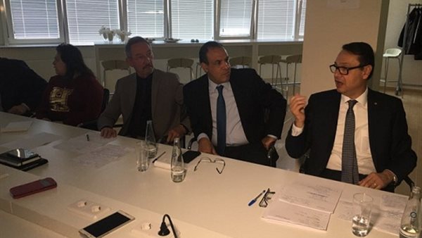 د منصور والسفير بدر