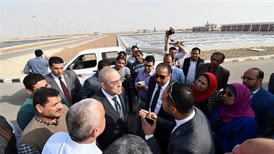 وزير الإسكان يتفقد محطات معالجة الصرف الصناعى والإسكان الاجتماعى بمدينة العاشر من رمضان