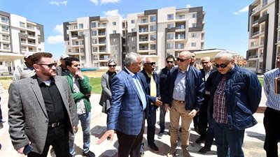 وزير الإسكان يتفقد مشروعى 