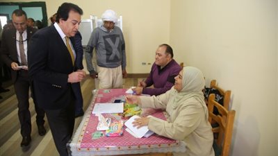 وزير التعليم العالي يدلي بصوته في الاستفتاء على التعديلات الدستورية