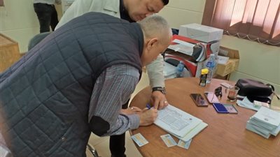 نائب رئيس هيئة المجتمعات العمرانية الجديدة يُدلى بصوته فى استفتاء التعديلات الدستورية