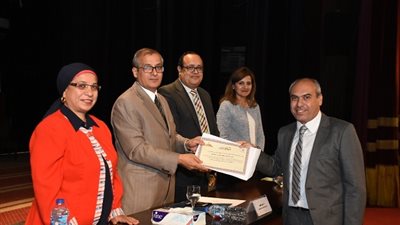 جامعة القاهرة تكرم مجموعة جديدة من أعضاء التدريس المنشورة أبحاثهم دوليا .. صور