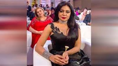 الفنانة رانيا يوسف تشعل السوشيال ميديا بفيديو الروب الابيض