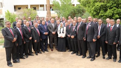 عاجل.. التعليم تتابع التزام المعلمين بالزى الموحد بدء من العام المقبل.. صور 