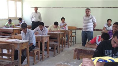 التعليم تشدد على منع المحمول داخل لجان امتحانات الاعدادية