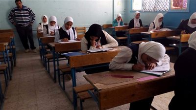 طلاب الشهاده الاعداديه يؤدون امتحان مادتى الجبر والإحصاء والتربية الفنية بمحافظة الجيزة