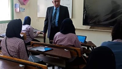 مدير تعليم الجيزة يتابع الاستعدادات لامتحانات الصف الأول الثانوي