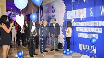 الجامعة البريطانية تنظم معرض مفاهيمي عن السلام والحرب 