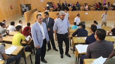 رئيس جامعة جنوب الوادي يتفقد امتحانات الآداب والحقوق والطب